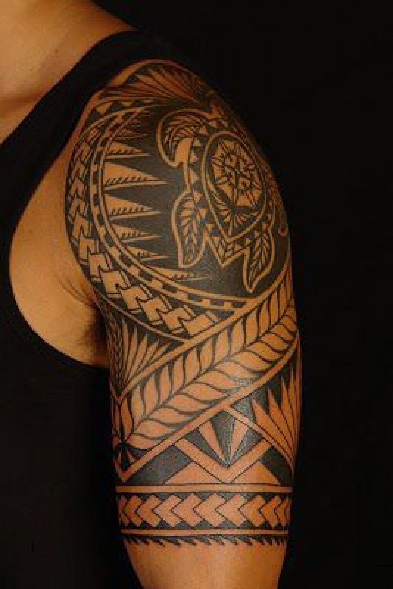 Tatouage tribal bras homme