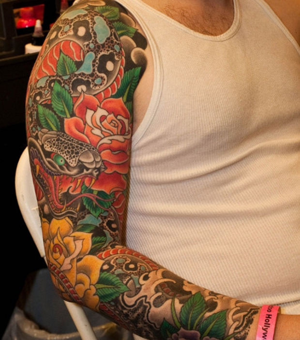 Tatouage homme bras fleur