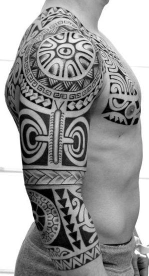 Tatouage bras homme polynesien