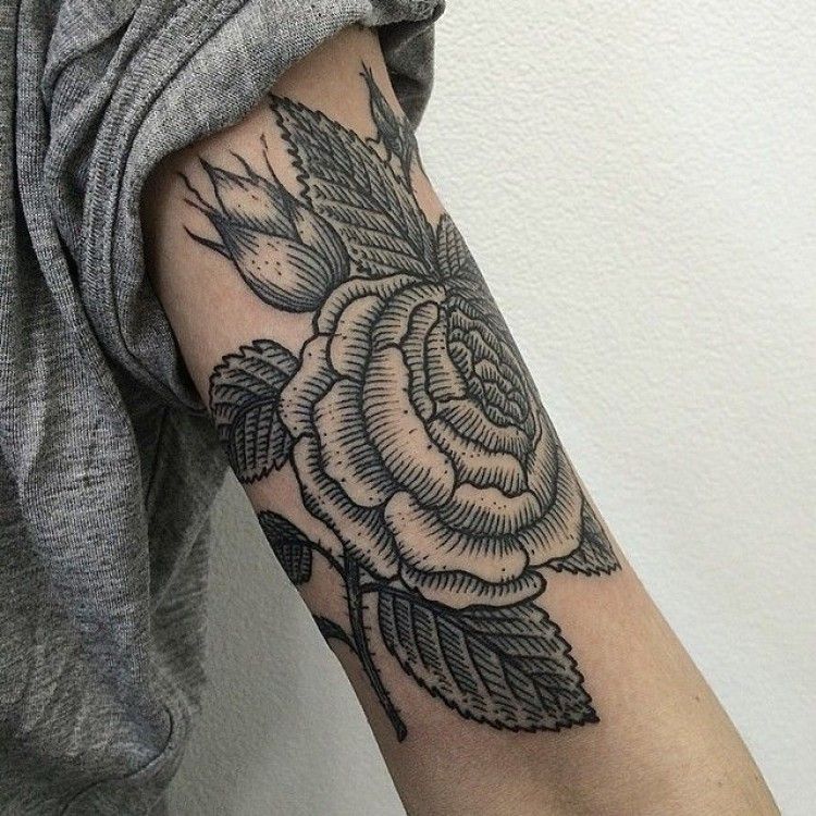 Tattoo fleur homme bras