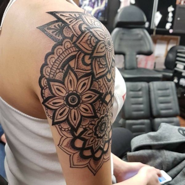 Tattoo maorie femme