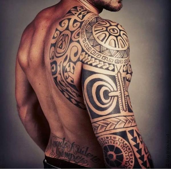 Modele tatouage polynesien homme