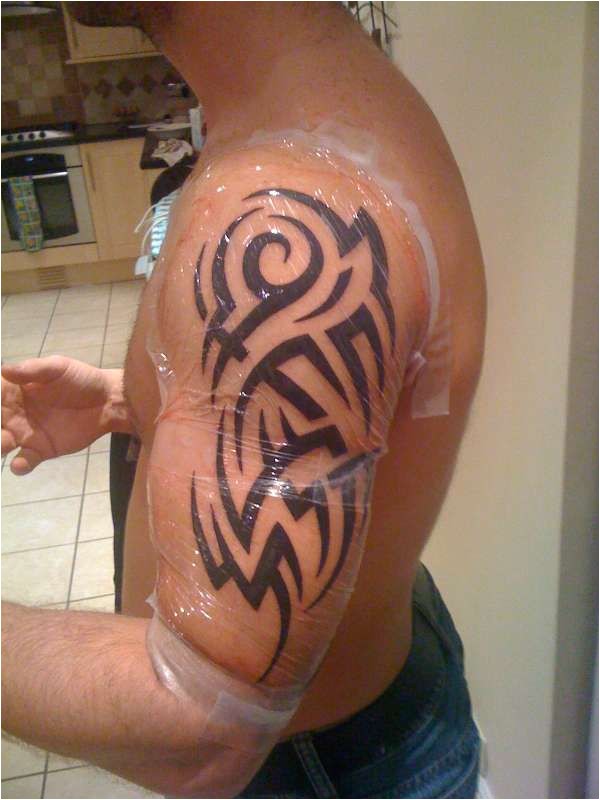 Modele tatouage tribal bras homme