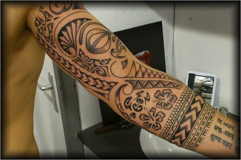 Modele tatouage bras homme tribal