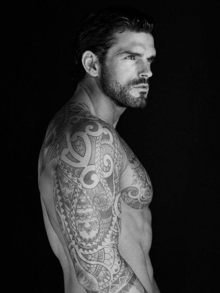 Tatouage noir et blanc homme