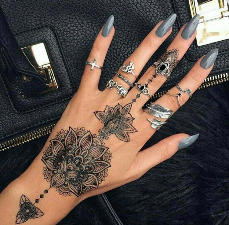 Modele tatouage main femme