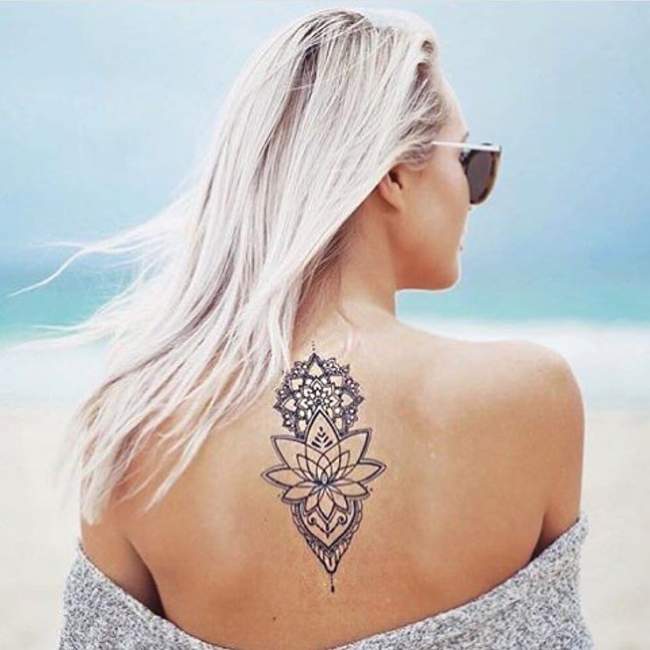 Photo tatouage dos femme