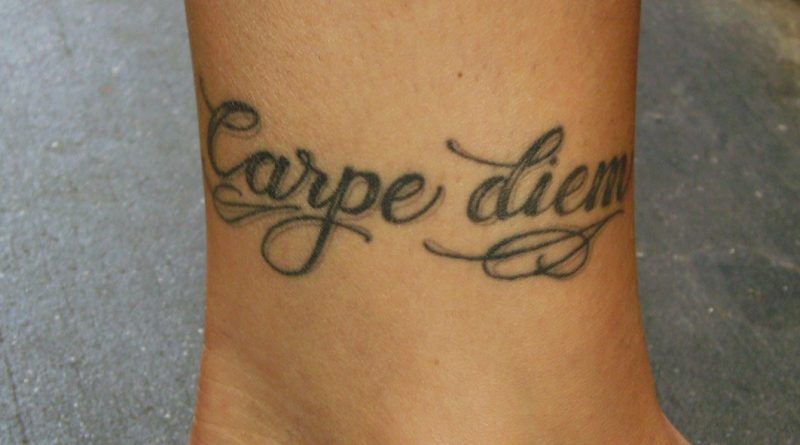 Крепкий латынь. Татуировки на латыни. Тату надписи на латыни. Тату Помни о смерти. Надпись на руке на латыни.