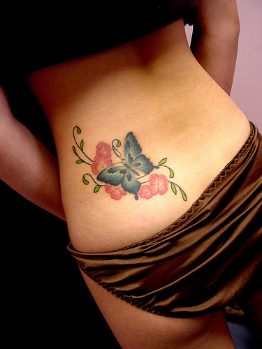 Modele tatouage femme dos