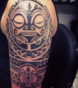 Tattoo tribal homme bras