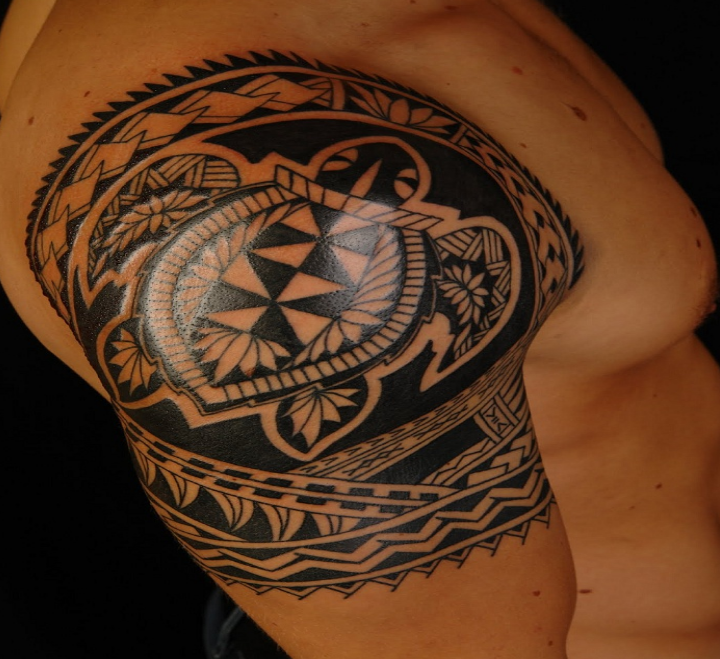 Tatouage polynesien epaule