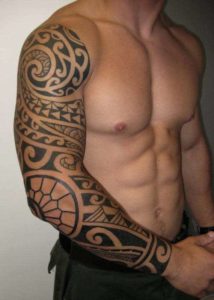Tatouage bras tribal homme