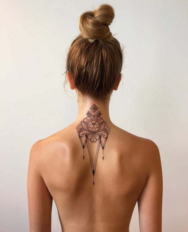 Tatouage nuque photo