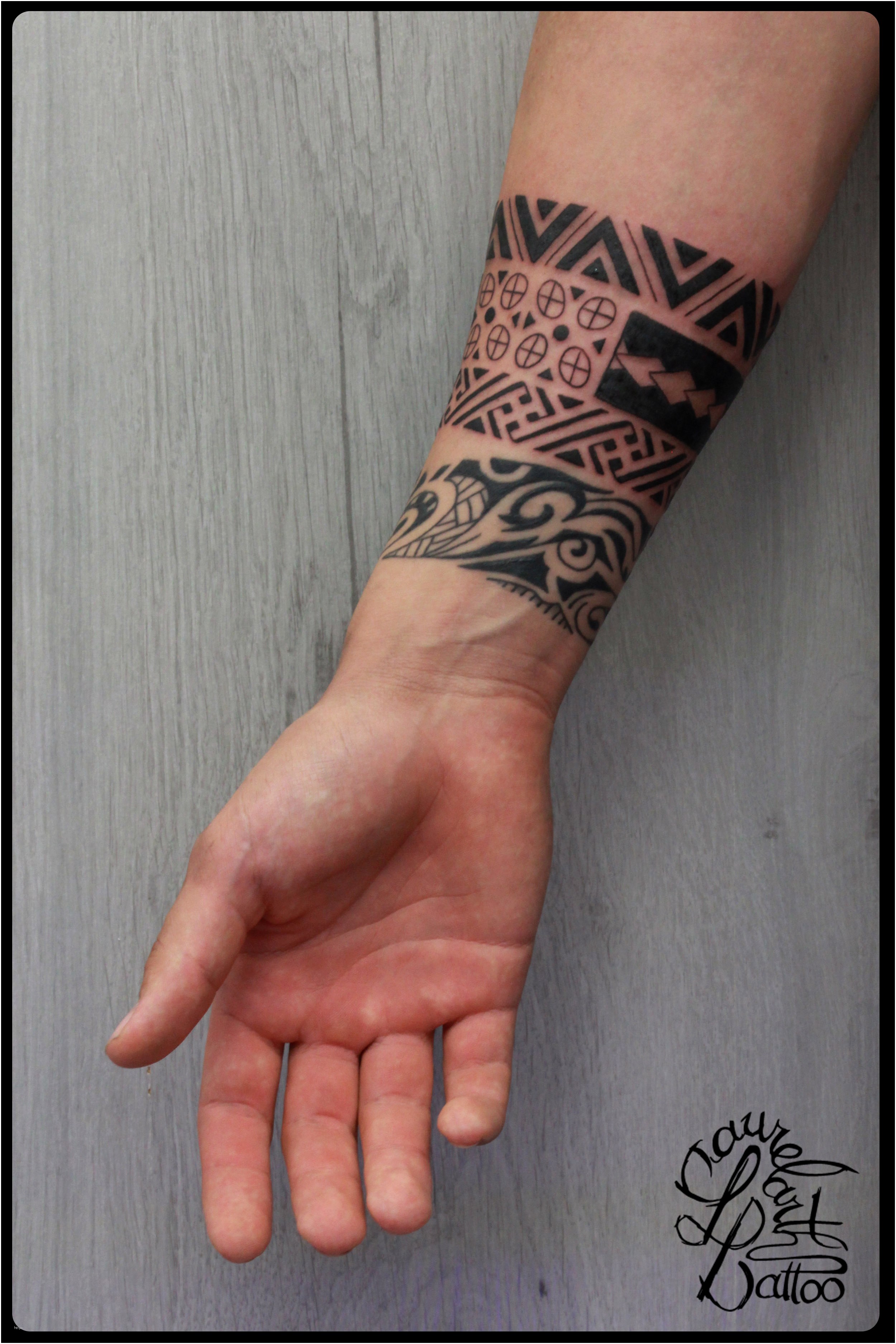 Tatouage polynesien poignet