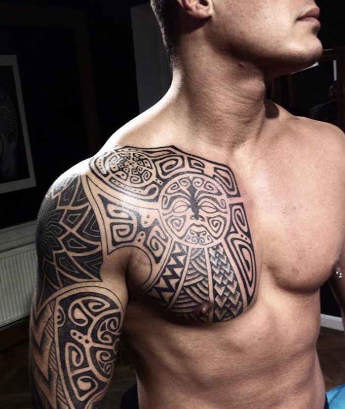 Tatouage polynesien bras homme